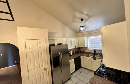 Biggs Field House | Full Home Cozy Stay on East