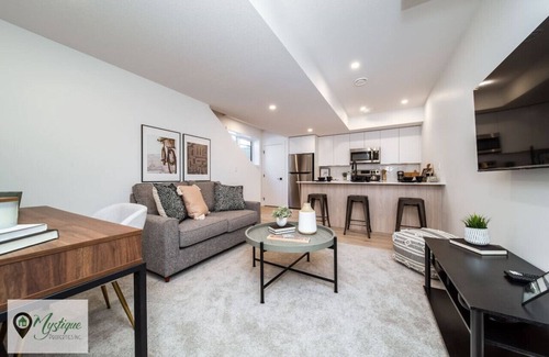 Southwest Edmonton House | Full Home w/Separate BSMT | Sleeps 12| King Beds