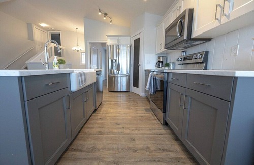 Grande Prairie House | Full House with AC | BBQ | Free WiFi | Smart TVs