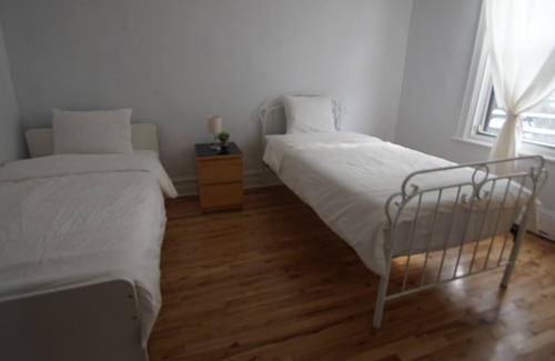 Longue-Pointe Apartment | Full house with hot tub and garden / patio next to Olympic Stadium