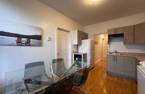 Verdun House | FULL KITCHEN 10min from DTOWN Room B