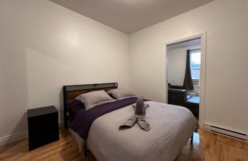 Verdun House | FULL KITCHEN 10min from DTOWN Room B
