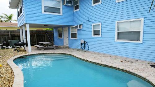 Ilexhurst Villa | Full Kitchen - Shared Pool - By Loverentals
