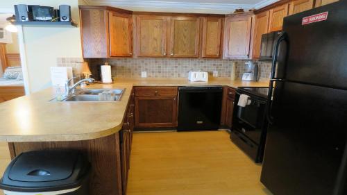 Ilexhurst Villa | Full Kitchen - Shared Pool - By Loverentals