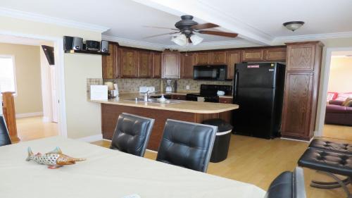 Ilexhurst Villa | Full Kitchen - Shared Pool - By Loverentals