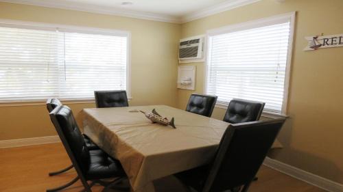 Ilexhurst Villa | Full Kitchen - Shared Pool - By Loverentals