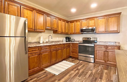 Hot Springs Apartment | Full Kitchen/Spacious Living Room/Walk to Mineral Springs and Restaurants