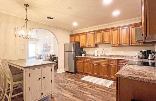 Hot Springs Apartment | Full Kitchen/Spacious Living Room/Walk to Mineral Springs and Restaurants