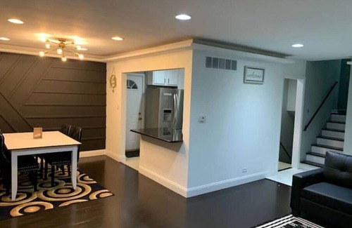 Skokie House | Full Modern House Near Downtown Chicago