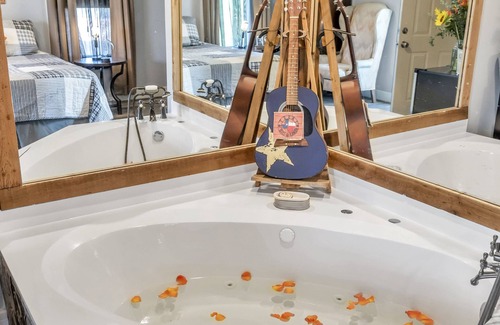 Fredericksburg Bed & Breakfast | Full Moon Inn B&B