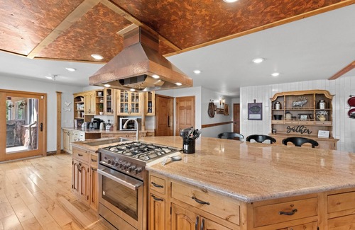 Golden House | Full mountain views, 20 acres, hot tub, sauna, frisbee golf, luxurious