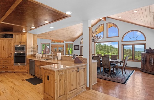 Golden House | Full mountain views, 20 acres, hot tub, sauna, frisbee golf, luxurious