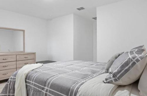 Ferris House | Full new built house, 20 minutes to Dallas