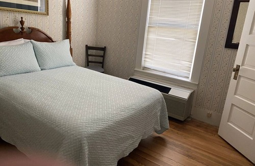 Glen Rose Hotel | Full Room Riverside Getaway in Historic Glen Rose