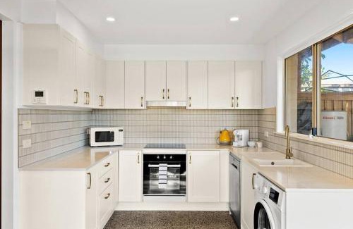 Byron Bay Apartment | Fuller Holidays - Jali, Byron Town Entertainer