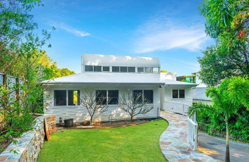Byron Bay House | Fuller Holidays - Lee Lane Beach House - Lighthouse Rd Byron