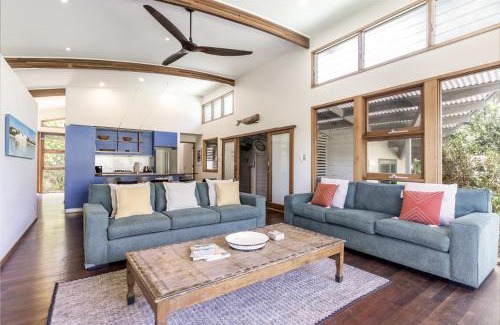 Suffolk Park House | Fuller Holidays - Tuckeroo Beach House, Beachfront Suffolk Park