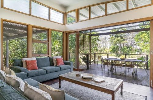 Suffolk Park House | Fuller Holidays - Tuckeroo Beach House, Beachfront Suffolk Park