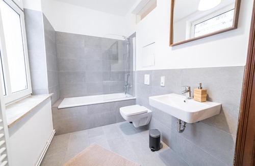Halle Apartment | FullHouse - Halle - NH14 - Daylight Bathroom - 3 Bedrooms