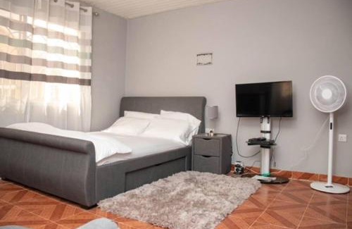 Freetown House | Fully Aircondition 3Bed Villa- A c- WiFi- Hotwater