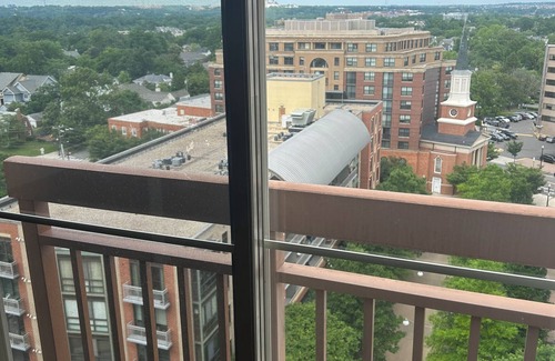 Clarendon Apartment | Fully equipped 1-bedroom, pool, gym & parking in Clarendon, Arlington