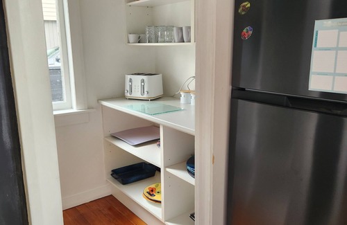 Glendowie House | Fully equipped 3 bedroom home free parking & WIFI close to beaches & city.