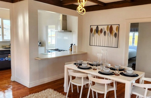 Glendowie House | Fully equipped 3 bedroom home free parking & WIFI close to beaches & city.