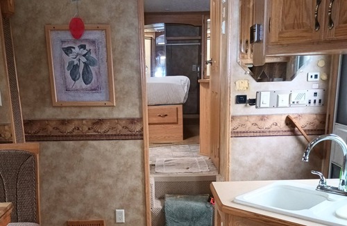Pelham House | Fully Equipped 40 Ft RV