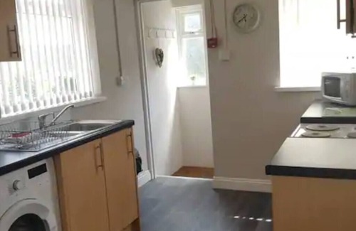 Gorseinon Apartment | Fully Equipped Kitchen, Dining area & Parking
