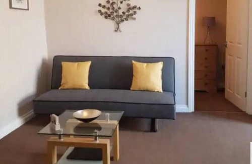 Gorseinon Apartment | Fully Equipped Kitchen, Dining area & Parking