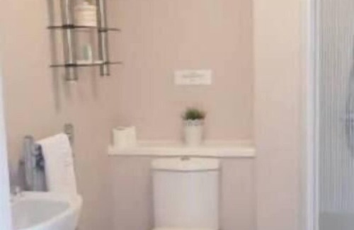 Gorseinon Apartment | Fully Equipped Kitchen, Dining area & Parking