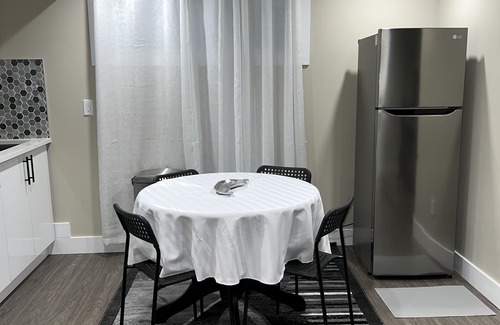 Southwest Edmonton House | Fully Equipped Luxury Home away from Home - Windermere