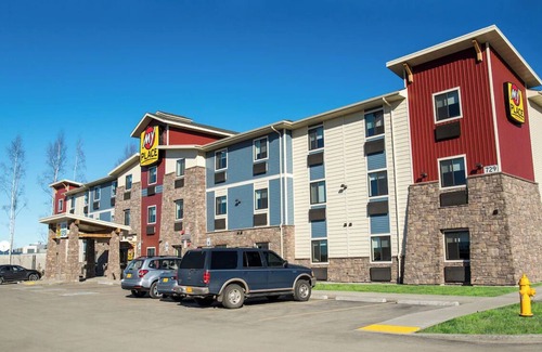 Midtown Anchorage Hotel | Fully Equipped Rooms with Kitchens, Pet Access, and Convenient Free Parking