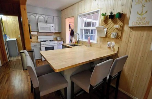 Patton House | Fully fenced Cabin with Hot Tub & Playground Walk to Lake and Town