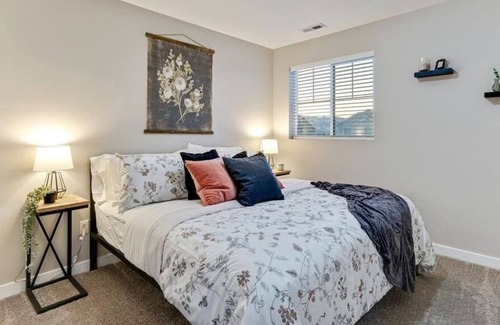 American Fork House | Fully Fenced, Grass Backyard|Pets are Allowed