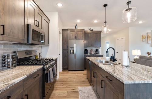 Cedar City House | Fully Fenced Yard-Dog Friendly | 2 King | 4 Twin | Summer Games!