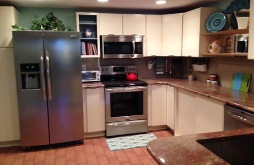 Parker Apartment | Fully Furn Private Apt for Travel Nurses, Executives & Retirees!