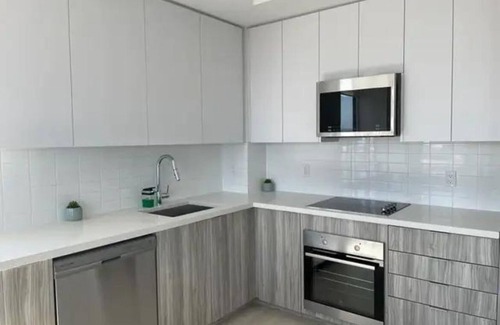 Oakville Condo | Fully Furnished 2 bed 2 bath condo short-term Utilities included