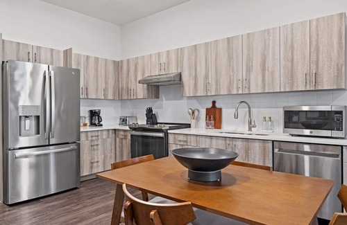 Midtown - Westport Apartment | Fully Furnished 2Bed Apt In Kansas W/Open Kitchen