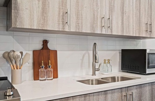 Midtown - Westport Apartment | Fully Furnished 2Bed Apt In Kansas W/Open Kitchen