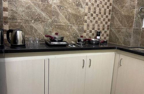 Mehdipatnam Apartment | Fully Furnished 2BR Home Ideal for Work & Family Stays – Hyderabad