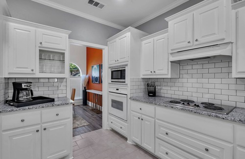 Longview House | Fully furnished and tastefully decorated with you in mind.
