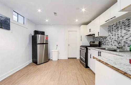 Village at York University House | Fully Furnished Bright and Luxurious Bedroom in North York-10
