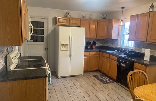 Quincy House | Fully furnished, Charming & Spacious 3-bedroom house in a Quiet Cul-de-Sac!