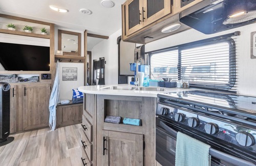 Comfort House | Fully furnished cozy RV in Comfort TX, Sleeps 6, lower weekly and monthly rates.