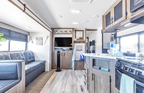 Comfort House | Fully furnished cozy RV in Comfort TX, Sleeps 6, lower weekly and monthly rates.