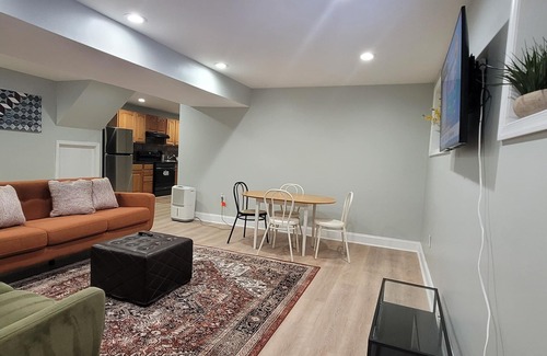 Rosemont Homeowners/Tenants House | Fully Furnished Cozy English Basement Apartment