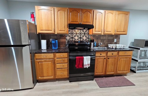 Rosemont Homeowners/Tenants House | Fully Furnished Cozy English Basement Apartment