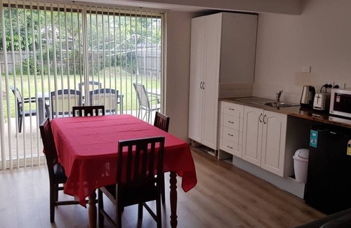 Wynnum House | Fully-furnished, family & pet-friendly home 100m the water. Sleeps 12.