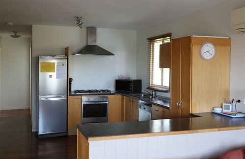 Wynnum House | Fully-furnished, family & pet-friendly home 100m the water. Sleeps 12.